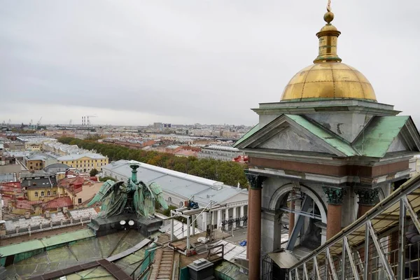 Sint-Petersburg - november 2020 Prachtig panoramisch uitzicht Senaatsplein vanaf het observatieplatform van de kathedraal van St. Isaac. De meest populaire bezienswaardigheden van de noordelijke hoofdstad van Rusland voor — Stockfoto