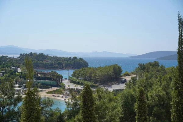 Vue panoramique incroyable Plage Et Blue Lagoon, l'une des meilleures plages de Turquie Bodrum, Turquie.Collines vertes et montagnes, îles, vue imprenable sur le cyprès mince et les yachts blancs, tourisme de luxe — Photo
