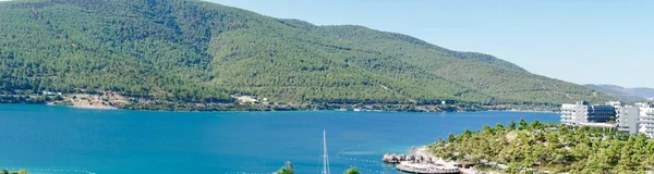 Prachtig Turkije herkenningspunt van Eiland Bodrum. Tropisch resort in lagune met groene exotische planten en bomen. Groen landschap tropische natuur in de zomer zonnige dag uitzicht vanuit de lucht. Lux resort vakantie conceptie — Stockfoto