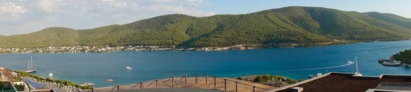 Panoráma Tájkép Bodrum smaragd lagúnával Törökország egyik fő látványossága. Törökország természeti szépsége. Hegyek, zöld fenyők, türkiz óceán. Gyönyörű hegyek, dombok háttere. Panoráma — Stock Fotó