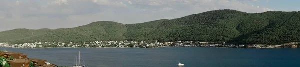 Panorama Landschap Bodrum met smaragdgroene lagune een van de belangrijkste attracties van Turkije. Natuurlijke schoonheid van Turkije. Bergen, groene dennen, turquoise oceaan. Prachtige bergen, heuvels achterom. Panorama — Stockfoto