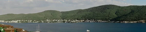 Panoráma Tájkép Bodrum smaragd lagúnával Törökország egyik fő látványossága. Törökország természeti szépsége. Hegyek, zöld fenyők, türkiz óceán. Gyönyörű hegyek, dombok háttere. Panoráma — Stock Fotó