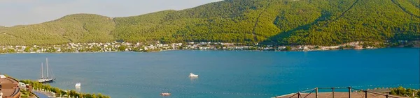 Panoráma Tájkép Bodrum smaragd lagúnával Törökország egyik fő látványossága. Törökország természeti szépsége. Hegyek, zöld fenyők, türkiz óceán. Gyönyörű hegyek, dombok háttere. Panoráma — Stock Fotó