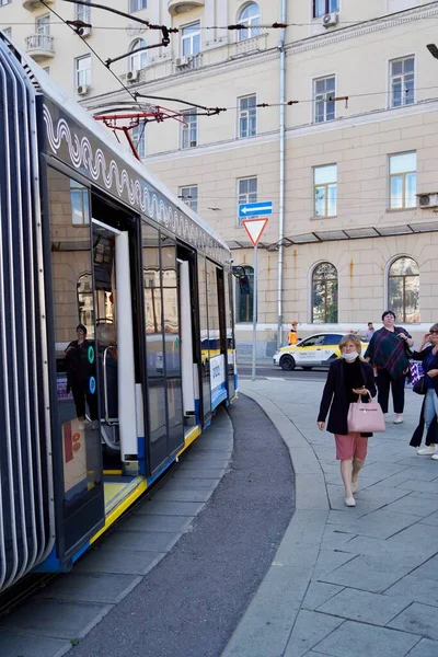 Moskwa, Rosja - listopad 2020 Fotografia ludzi na przystanku tramwajowym. Ludzie wchodzą i wychodzą z tramwajów, trzymają dystans społeczny, noszą i używają masek ochronnych. Pandemia koronawirusa — Zdjęcie stockowe