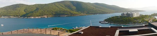 Panoráma Tájkép Bodrum smaragd lagúnával Törökország egyik fő látványossága. Törökország természeti szépsége. Hegyek, zöld fenyők, türkiz óceán. Gyönyörű hegyek, dombok háttere. Panoráma — Stock Fotó