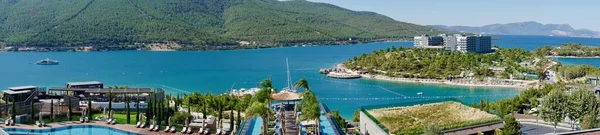 Prachtig Turkije herkenningspunt van Eiland Bodrum. Tropisch resort in lagune met groene exotische planten en bomen. Groen landschap tropische natuur in de zomer zonnige dag uitzicht vanuit de lucht. Lux resort vakantie conceptie — Stockfoto