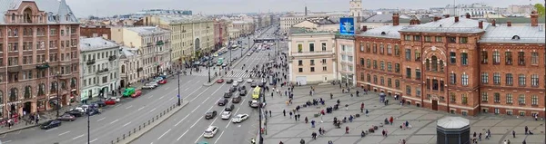 Saint-Pétersbourg, Russie - Novembre, 2020 Vue panoramique imprenable sur Ligovsky Prospekt et la gare Moskovsky. Vue sur le toit. Foules de touristes pressés à leurs affaires, trafic animé sur la — Photo