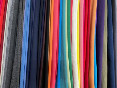 Market arka plan dokularında indirimde olan renkli kumaşlar