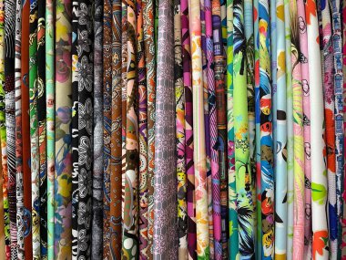 Market arka plan dokularında indirimde olan renkli kumaşlar