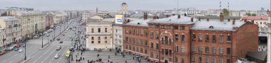 St. Petersburg, Rusya - Kasım 2020 Ligovsky Prospekt ve Moskovsky Tren İstasyonu 'nda muhteşem panoramik manzara. Çatı manzarası. Turist kalabalığı işlerine koşuşturuyor, trafiği hareketlendiriyor.