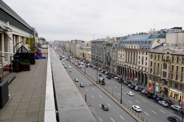 Der Blick vom Dach auf den Ligovsky Prospekt mit Verkehr. Russland. Sankt Petersburg. — Stockfoto