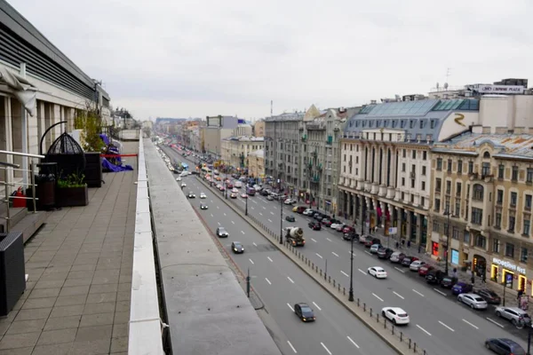 La vista desde el techo en Ligovsky Prospekt con el tráfico. Rusia. San Petersburgo. — Foto de Stock