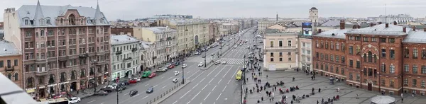 St. Petersburg, Russland - November 2020 Wunderschöner Blick auf den Ligovsky Prospekt und den Moskovsky Bahnhof. Dachaussicht. Touristenmassen in Eile zu ihrem Geschäft, reger Verkehr auf der — Stockfoto