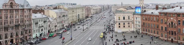 San Petersburgo, Rusia - Noviembre de 2020 Increíble vista panorámica de Ligovsky Prospekt y la estación de tren de Moskovsky. Vista al techo. multitudes de turistas en un apuro a su negocio, el tráfico animado en el — Foto de Stock