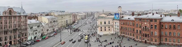 St. Petersburg, Russland - November 2020 Wunderschöner Blick auf den Ligovsky Prospekt und den Moskovsky Bahnhof. Dachaussicht. Touristenmassen in Eile zu ihrem Geschäft, reger Verkehr auf der — Stockfoto