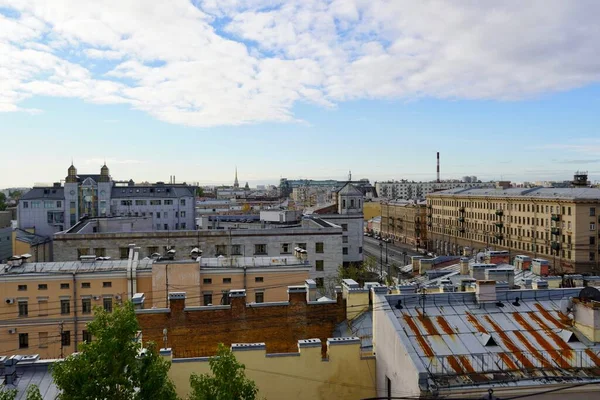 パノラマビュー、日の出とSt.Petersburg,ロシアの朝の青い空の下で鳥の目の空中ビューを構築する不動産パノラマの近代的な街並みのための概念植物と対照的な都市景観 — ストック写真