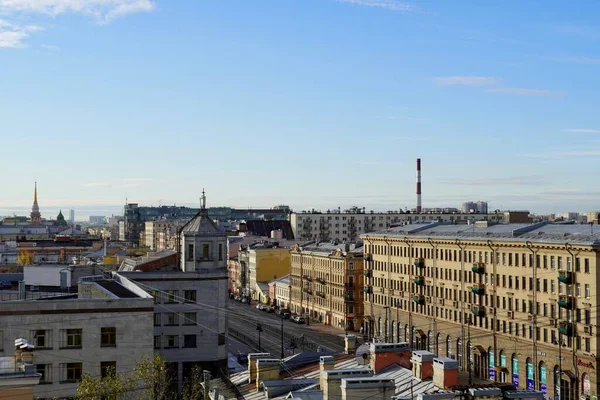 パノラマビュー、日の出とSt.Petersburg,ロシアの朝の青い空の下で鳥の目の空中ビューを構築する不動産パノラマの近代的な街並みのための概念植物と対照的な都市景観 — ストック写真