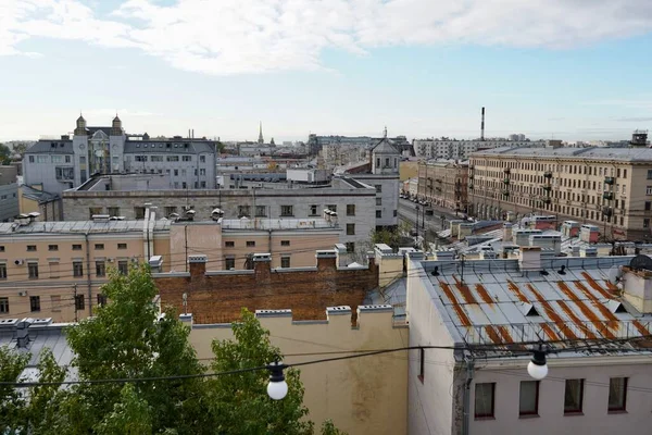 Vista panorámica, Concepto para bienes raíces panorama moderno paisaje urbano edificio pájaro vista aérea bajo la salida del sol y la mañana azul cielo brillante en San Petersburgo, Rusia Paisaje urbano contraste de las plantas — Foto de Stock