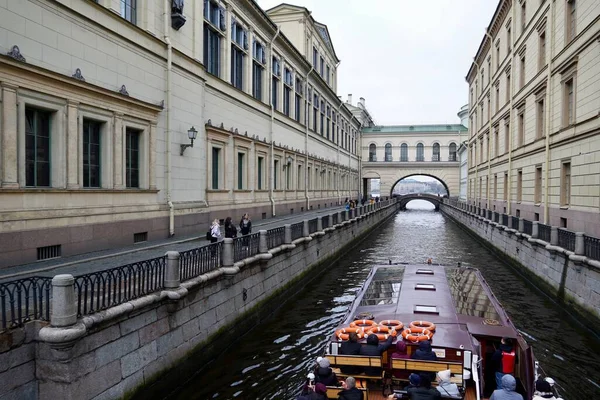São Petersburgo, Rússia - Novembro de 2020 Ponte do canal de Inverno perto dos edifícios Museu Ermitage. Centro histórico da cidade, Arco famoso — Fotografia de Stock