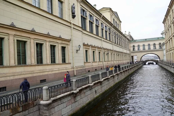 São Petersburgo, Rússia - Novembro de 2020 Ponte do canal de Inverno perto dos edifícios Museu Ermitage. Centro histórico da cidade, Arco famoso — Fotografia de Stock