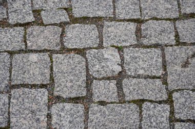 Tarihi şehir merkezinde eski gri kaldırım