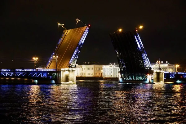 Saint Petersburg. Russia. Panoramic view. The Palace bridge is divorced. Raising of the bridges. Bridges Of Petersburg. View from the Neva to the Hermitage. Winter palace in the evening. Panorama of — Stock Photo, Image