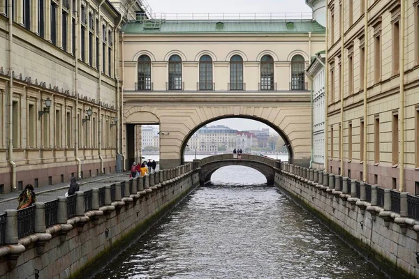 São Petersburgo, Rússia - Novembro de 2020 Ponte do canal de Inverno perto dos edifícios Museu Ermitage. Centro histórico da cidade, Arco famoso — Fotografia de Stock