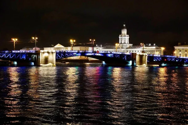 Aziz Petersburg. - Rusya. Panoramik manzara. Saray köprüsü boşandı. Köprülerin yükseltilmesi. Petersburg Köprüleri. Neva 'dan Hermitage' a manzara. Akşamları kış sarayı. Panorama of
