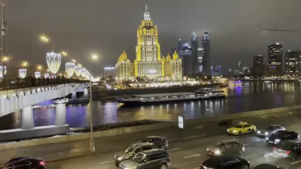 Moscú, Rusia - Enero, 2021 noche tiro iluminado del puente Novoarbatsky y Hotel Ukraina en Moscú, Rusia Noche Moscú — Vídeos de Stock