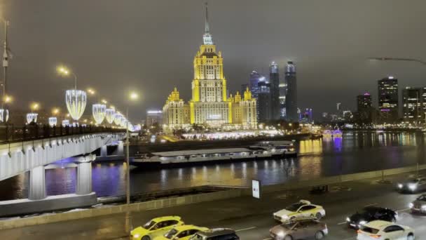 Moskou, Rusland - januari 2021 nacht verlichte opname van Novoarbatsky Bridge en Hotel Ukraina in Moskou, Rusland Nacht Moskou — Stockvideo