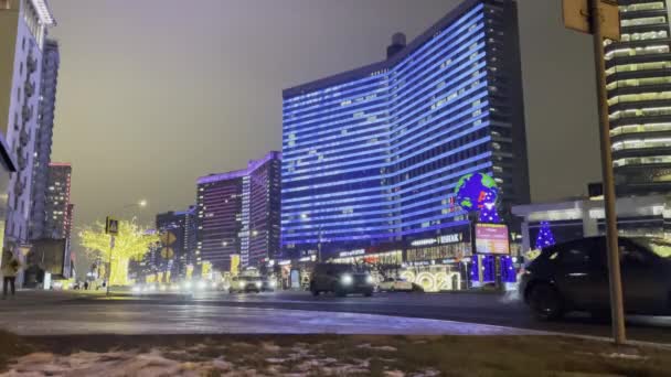 Mosca, Russia 4K di notte. Molte luci degli edifici brillano luminose. Auto di passaggio. Prospettiva Arbat illuminato notte — Video Stock