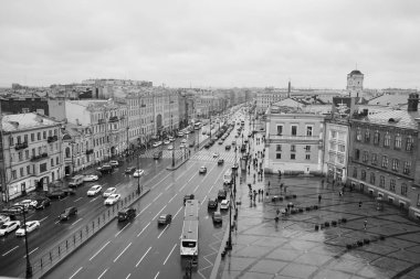 Saint-Petersburg, Rusya - Kasım 2020 Siyah beyaz fotoğraf. Ligovsky Prospekt 'in çatısından trafik ve Moskovsky tren istasyonunun panoramik görüntüsü. Saint 'in ana manzaralarından biri.