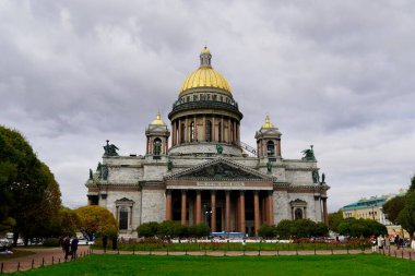 Saint-Petersburg, Rusya - Kasım 2020 Güzel şehir manzarası. Saint-Petersburg, Rusya 'da yağmurlu bir gün. Eski binalar ve St. Isaac Katedrali 'nin çatı manzarası.