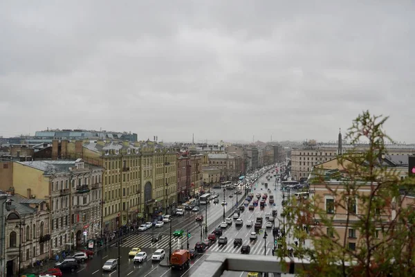 San Pietroburgo, Russia - novembre, 2020 Vista panoramica dal tetto su Ligovsky Prospekt con traffico e stazione ferroviaria Moskovsky. Uno dei principali paesaggi di San Pietroburgo. La storica — Foto Stock