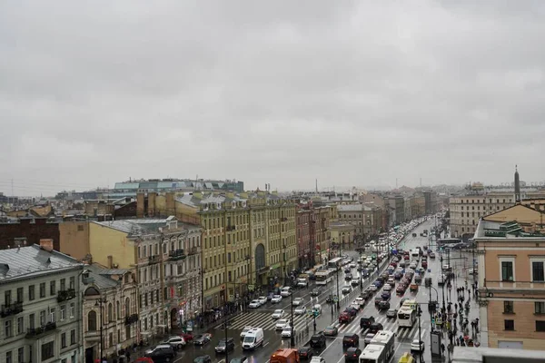 San Petersburgo, Rusia Asombrosos tejados de la ciudad, vista panorámica de la perspectiva de Ligovsky, Edificio histórico, alto tráfico en un día lluvioso, Reflejo del edificio — Foto de Stock