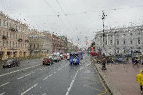 Russland St. Petersburg - November 2020 Großer roter Bus mit Touristen auf dem Newski Prospekt, den Sehenswürdigkeiten der nördlichen Hauptstadt Russlands. — Stockfoto