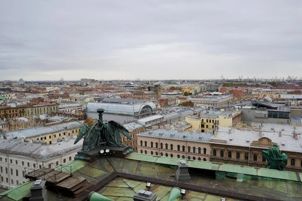 Petrohrad - listopad, 2020 Ohromující panoramatický pohled na náměstí Senátu z vyhlídkové plošiny katedrály sv. Izáka. Nejpopulárnější prohlídka severního hlavního města Ruska pro — Stock fotografie