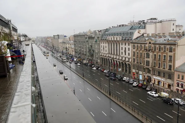 Αγία Πετρούπολη, Ρωσία Καταπληκτικές στέγες της πόλης, πανοραμική θέα της προοπτικής Ligovsky, Ιστορικό κτίριο, υψηλή κυκλοφορία σε μια βροχερή ημέρα, Αντανάκλαση κτιρίου — Φωτογραφία Αρχείου