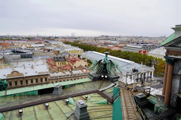 Saint-Pétersbourg - Novembre, 2020 Superbe vue panoramique de la place du Sénat depuis la plateforme d'observation de la cathédrale Saint-Isaac. La visite la plus populaire de la capitale du Nord de la Russie pour — Photo