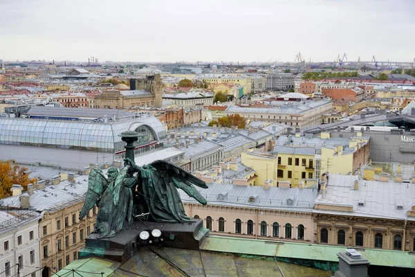 Petrohrad - listopad, 2020 Ohromující panoramatický pohled na náměstí Senátu z vyhlídkové plošiny katedrály sv. Izáka. Nejpopulárnější prohlídka severního hlavního města Ruska pro — Stock fotografie