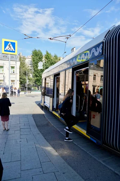 Μόσχα, Ρωσία - Νοέμβριος 2020 Φωτογραφία ανθρώπων στη στάση του τραμ. Οι άνθρωποι μπαινοβγαίνουν στα τραμ κρατούν κοινωνική απόσταση, φορούν και χρησιμοποιούν προστατευτικές μάσκες προσώπου. Πανδημία του Coronavirus — Φωτογραφία Αρχείου