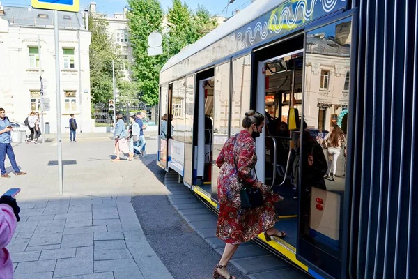 Moscou, Russie - Novembre 2020 Photographie de personnes à l'arrêt de tramway. Les gens entrent et sortent des tramways Ils gardent leurs distances sociales, portent et utilisent des masques protecteurs. Pandémie de coronavirus — Photo