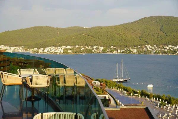 Panoraamanäkymät hämmästyttävä ranta ja sininen laguuni, yksi parhaista rannoista Turkissa - Bodrum, Turkki.Vihreät kukkulat ja vuoret, saaret, Upea näkymä Slim Cypress ja valkoinen jahdit, Luxury matkailu — kuvapankkivalokuva