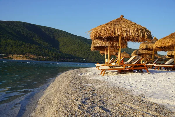 Hotel Beach Lujo 'da. Güzel tropikal plaj afişi. Beyaz kum turizmi geniş panorama arka plan konsepti. İnanılmaz sahil manzarası, yatlar, lüks turizm, kumsal ve çimen şemsiyeleri. — Stok fotoğraf