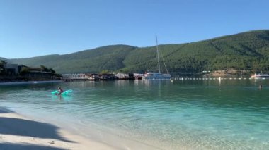 Turkuaz okyanus suyu ve Bodrum, Türkiye 'deki cennet gibi beyaz kumlu plaj, Panoramik manzara. Yaz tatili için doğal arka plan.