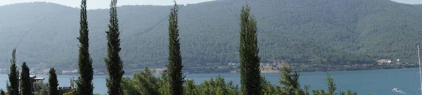 Panorâmica paisagem vista incrível. Vista pitoresca da manhã do destino popular Turquia - Bodrum, mar Egeu lagoa. Marina de verão incrível do mar Egeu. Beleza da natureza fundo conceito. Branco — Fotografia de Stock