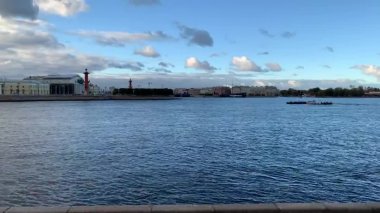 Şafak vakti dramatik St. Petersburg Neva destansı nehir köprüleri. Gün doğumu bulutları. Tarihi merkez Peter ve Paul Kalesi, Kış Sarayı, tarihi binalar. Açık alan. Dikey