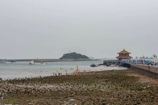 2015年8月5日 中国青岛市南岸的张桥码头和惠兰馆 它出现在青岛啤酒瓶的标签上 — 图库照片