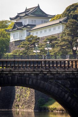 Tokyo / Japonya - 22 Nisan 2018: Seimon Ishibashi köprüsü ve Tokyo, Japonya 'daki İmparatorluk Sarayı