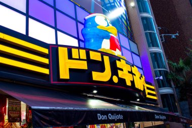 Osaka / Japonya - 14 Ekim 2017: Osaka, Japonya 'da Don Kişot indirim zinciri mağazası
